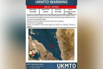 המרכז לסחר ימי הבריטי מדווח כי כלי שיט ששט באזור באזור נמל אל חודיידה הותקף על ידי כמה ספינות קטנות.  , צילום מסך 