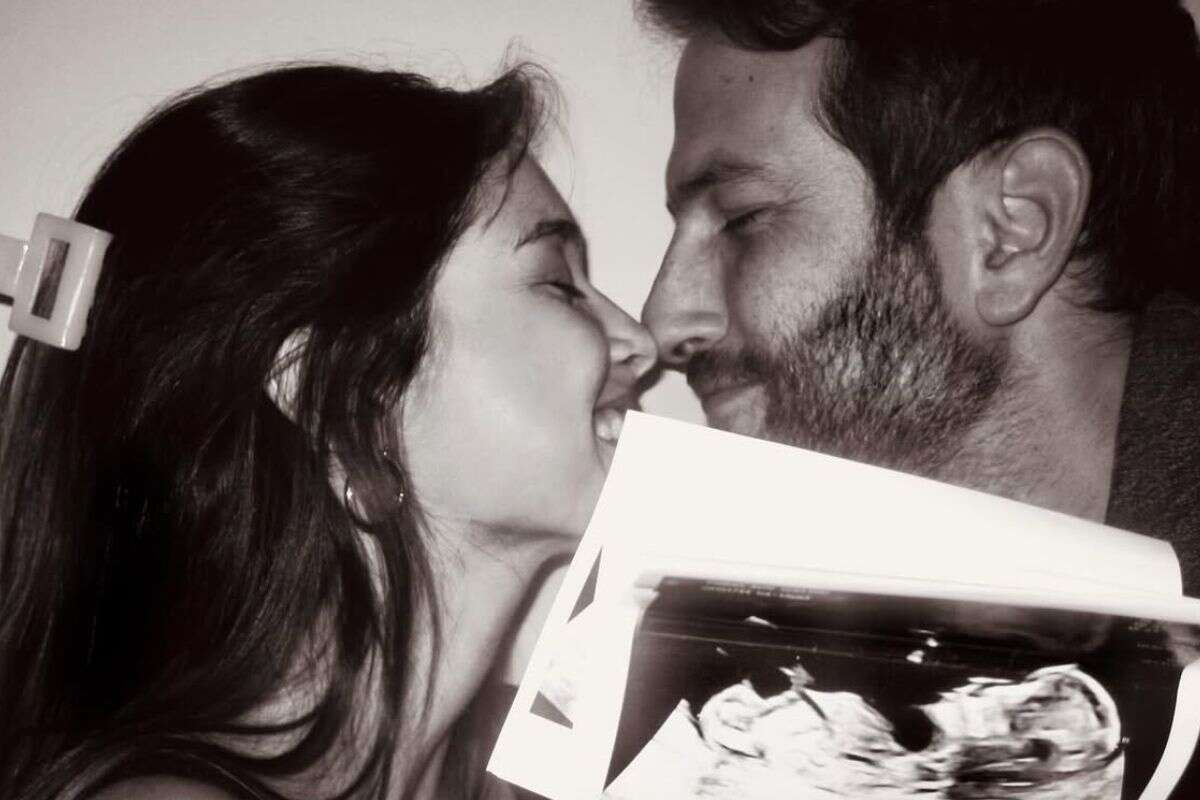 השחקנית והמוזיקאי בהיריון ראשון
