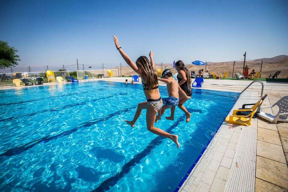 ילדים בבריכה בחופש הגדול , אורן בן חקון