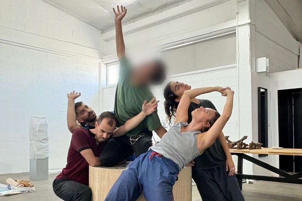 ע' (במרכז), לוחם מילואים במיצג "עלייה" - שמתרגם את הטרגדיה המלחמתית לאמנות ,