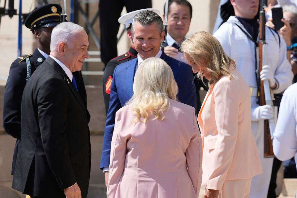 לבושות אותו הדבר. הגברת נתניהו והגברת הגסת' , AP