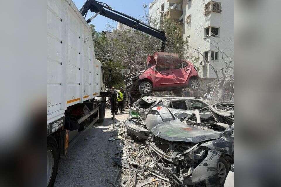 פינוי מכוניות שנפגעו במתקפה האיראנית , עיריית באר שבע