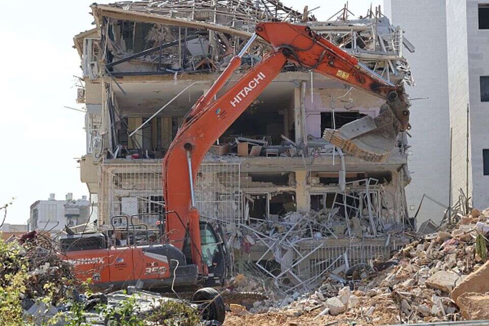הריסתו של הבניין המרכזי שנפגע מפגיעת הטיל האיראני בבת ים , קוקו