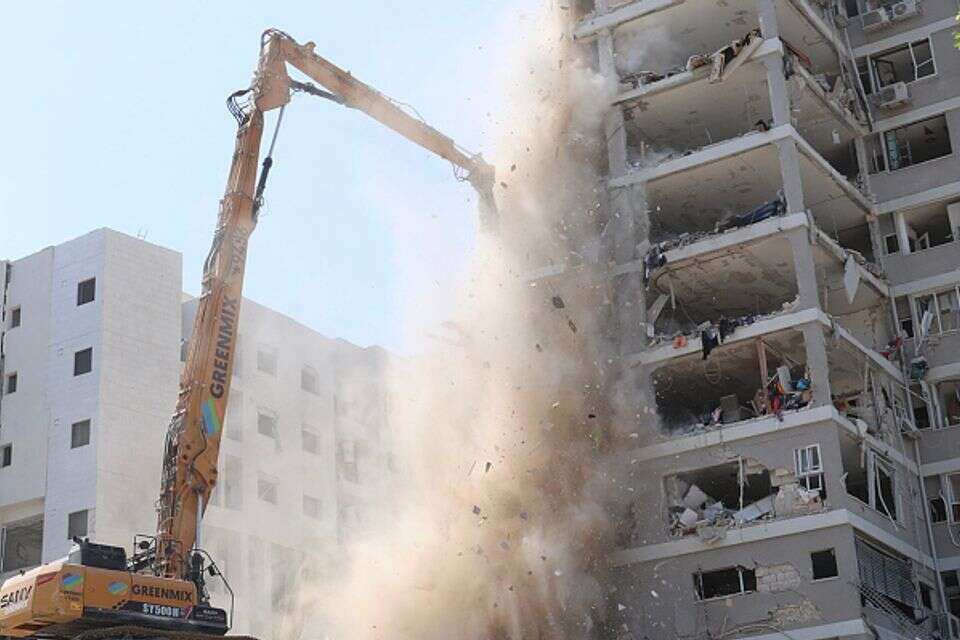 הריסתו של הבניין המרכזי שנפגע מפגיעת הטיל האיראני בבת ים , קוקו