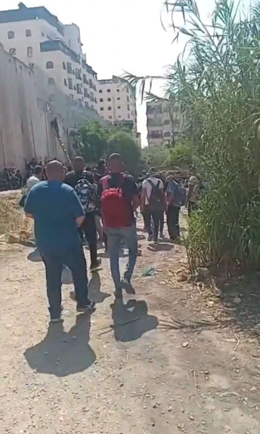 Avec des sacs sur le dos, en file indienne pour l'échelle - les Palestiniens entrent en territoire israélien, "Itar - Elad Hominer"
