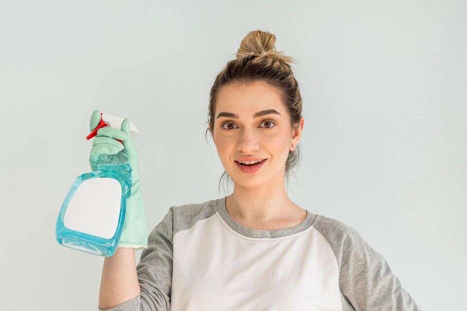 אישה מנקה ניקיון אילוסטרציה , GettyImages