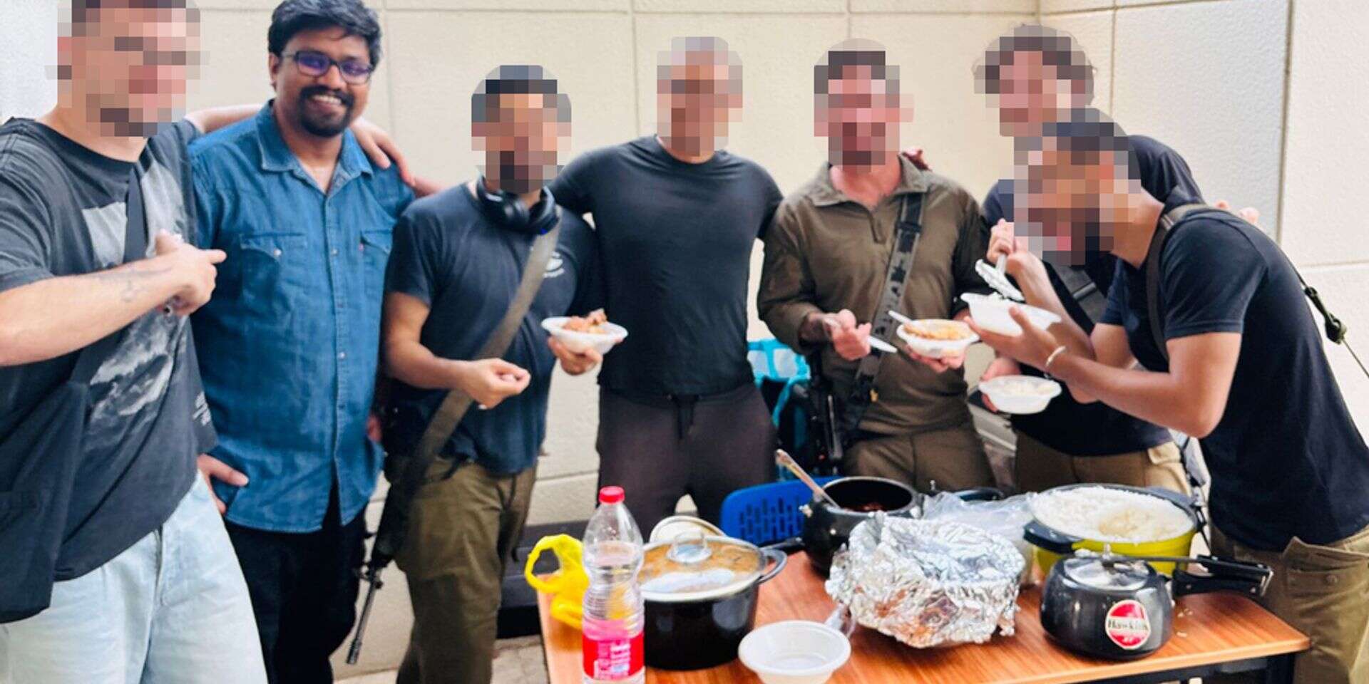 ד"ר גוסוואמי עם החיילים , ללא