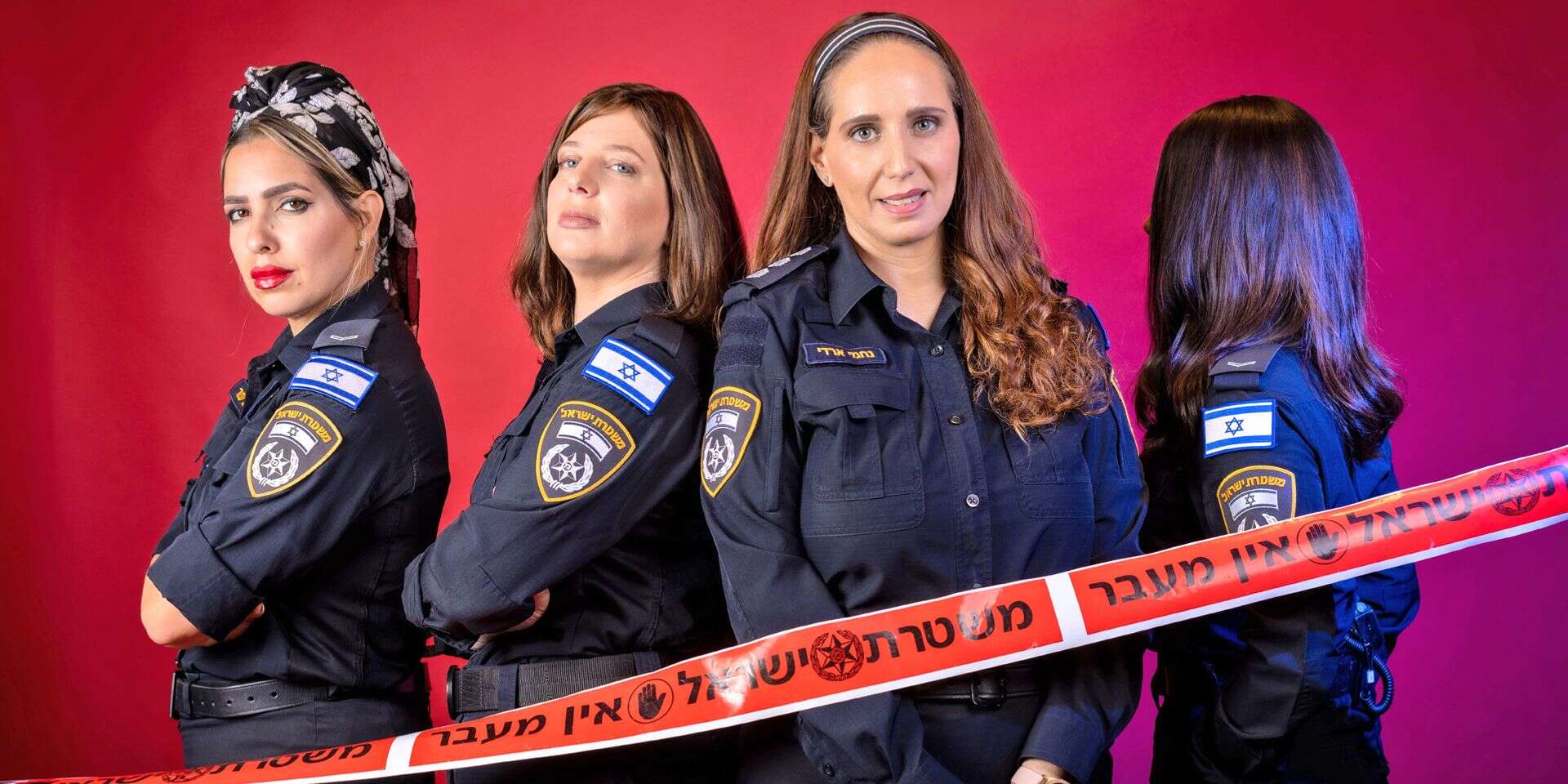 "להנגיש את המהפכה שעושות נשים חרדיות, ביחד עם המשטרה". מימין: החוקרות רס"ר גיטי, פקד נחמי ארדי, רס"ל טובי הכט ורס"ר מרים עמר , אריק סולטן, איפור: איפור: ורד בדוסה רוטרו