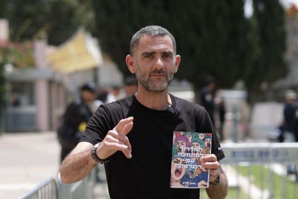 מתן פלג והספר שכתב , קובי דברז