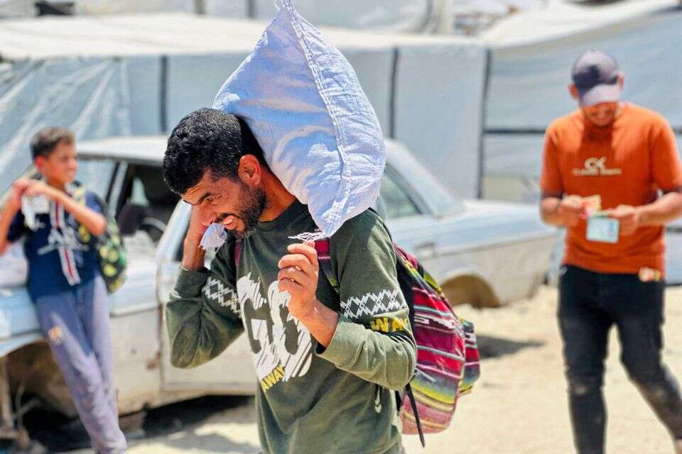 עזתים ברצועה עם הסיוע ההומניטרי של GHF , אי.אף.פי
