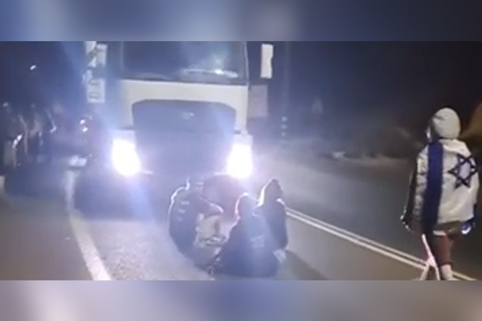 הפעילים חוסמים את המשאיות , צו 9