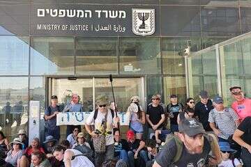 פעילי המחאה ליד בניין המשפטים בי"ם , ללא