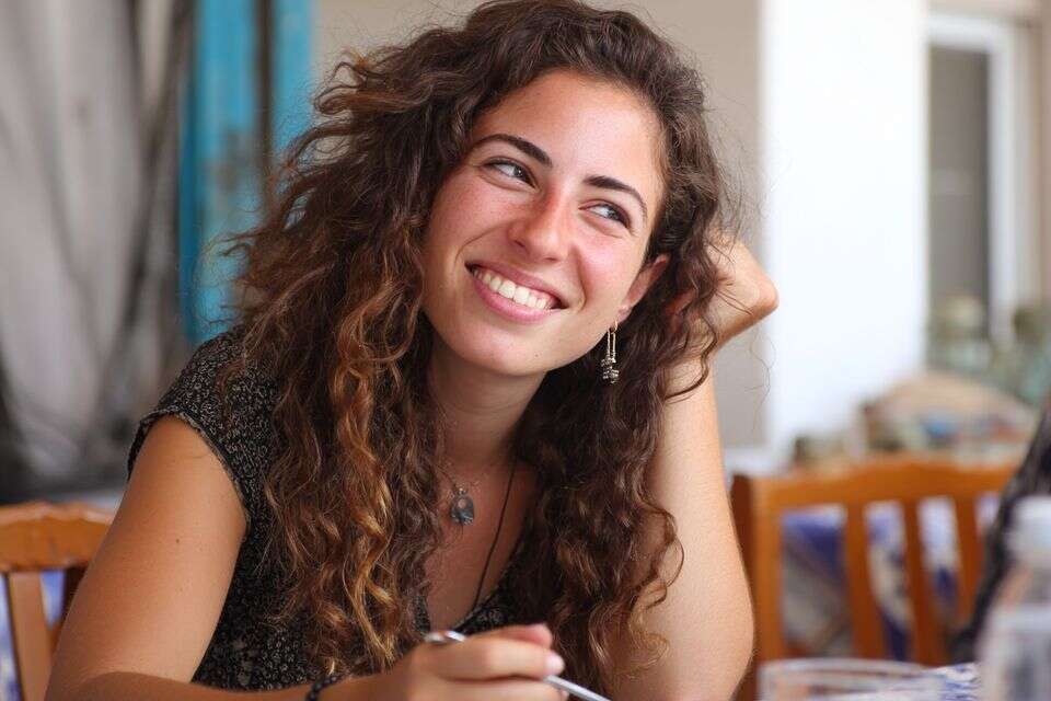 אישה אוכלת ומחייכת , פידי באמצעות Midjourney