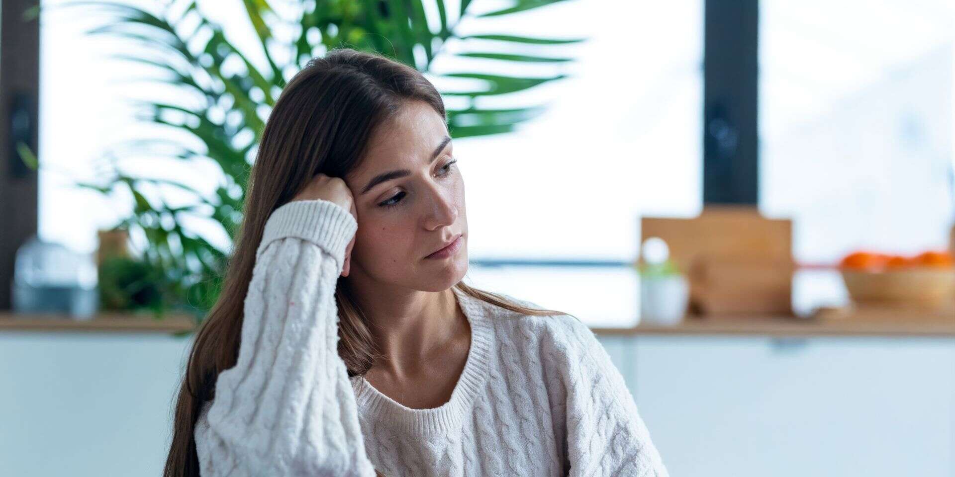 אישה אכזבה כישלון עצב בדידות מחשבות , istockphoto