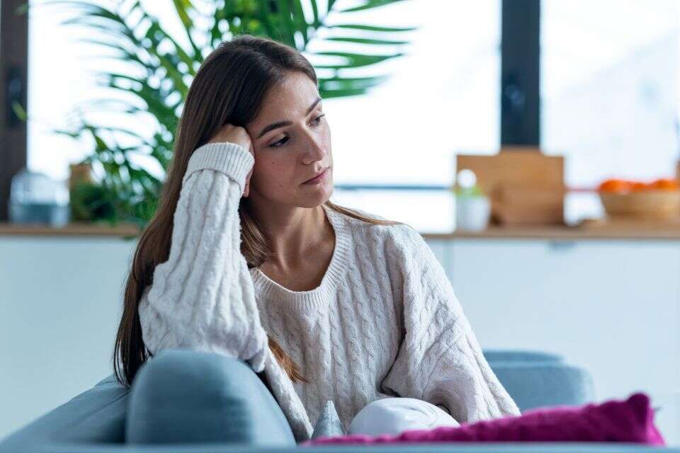 אישה אכזבה כישלון עצב בדידות מחשבות , istockphoto