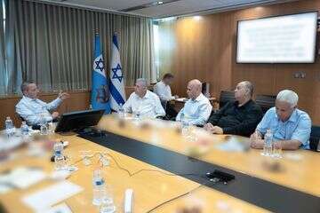 הישיבה בהשתתפות מנכ"ל משרד הביטחון , אגף דוברות וקשרי ציבור במשרד הביטחון