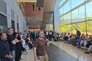 עובדי אסותא במחאה על הקיצוץ בשכרם , ללא