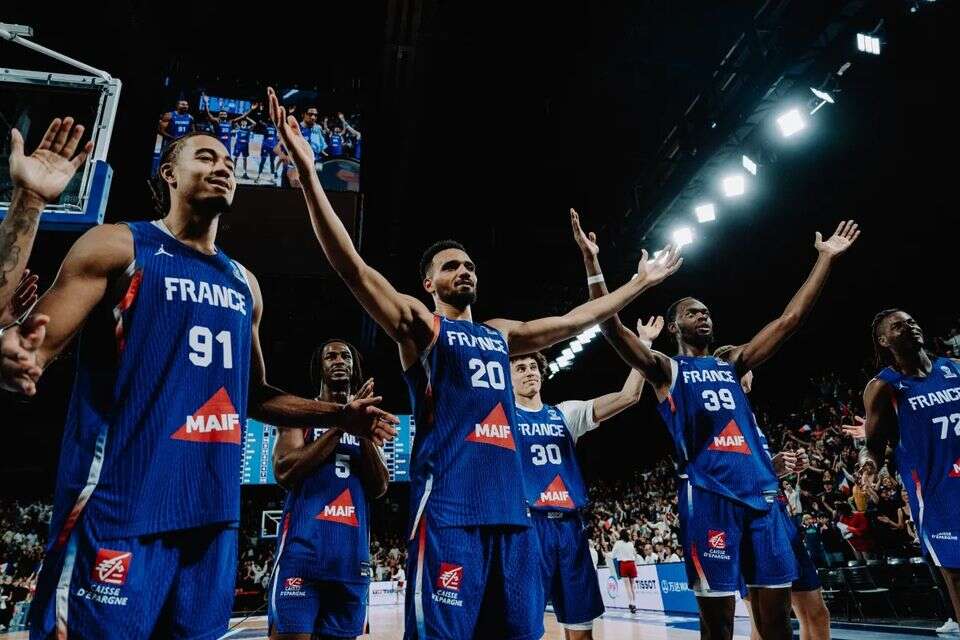 ברייס דסר משמאל עם המספר 91 , FIBA
