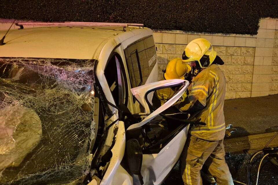 חילוץ הנהג בתאונה , כבאות והצלה