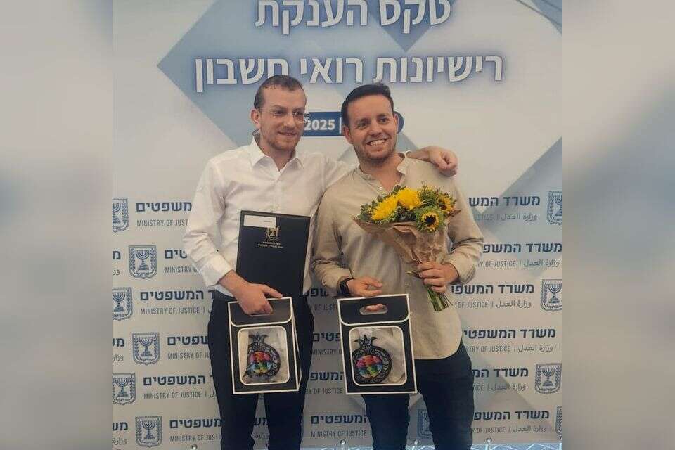 עמיחי היאט (מצד ימין) ויחיאל טאובר מציגים את  הרישיון המיוחל מטעם המועצה לרואי חשבון , ללא קרדיט