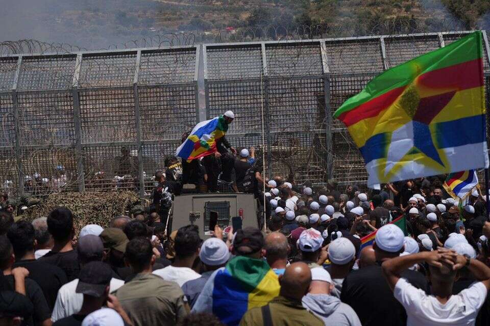 כניסת המפגינים הדרוזים מישראל לעבר תוך סוריה , אייל מרגולין - ג׳יני