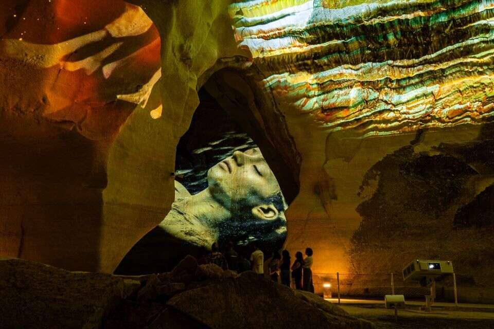 מערת הפעמון מתעוררת לחיים , דניאל אסולין, סטודיו 40 40