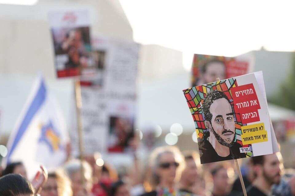 החטוף נמרוד כהן מציןי יום הולדת שני בשבי. האירוע בכיכר החטופים , אלון גלבוע