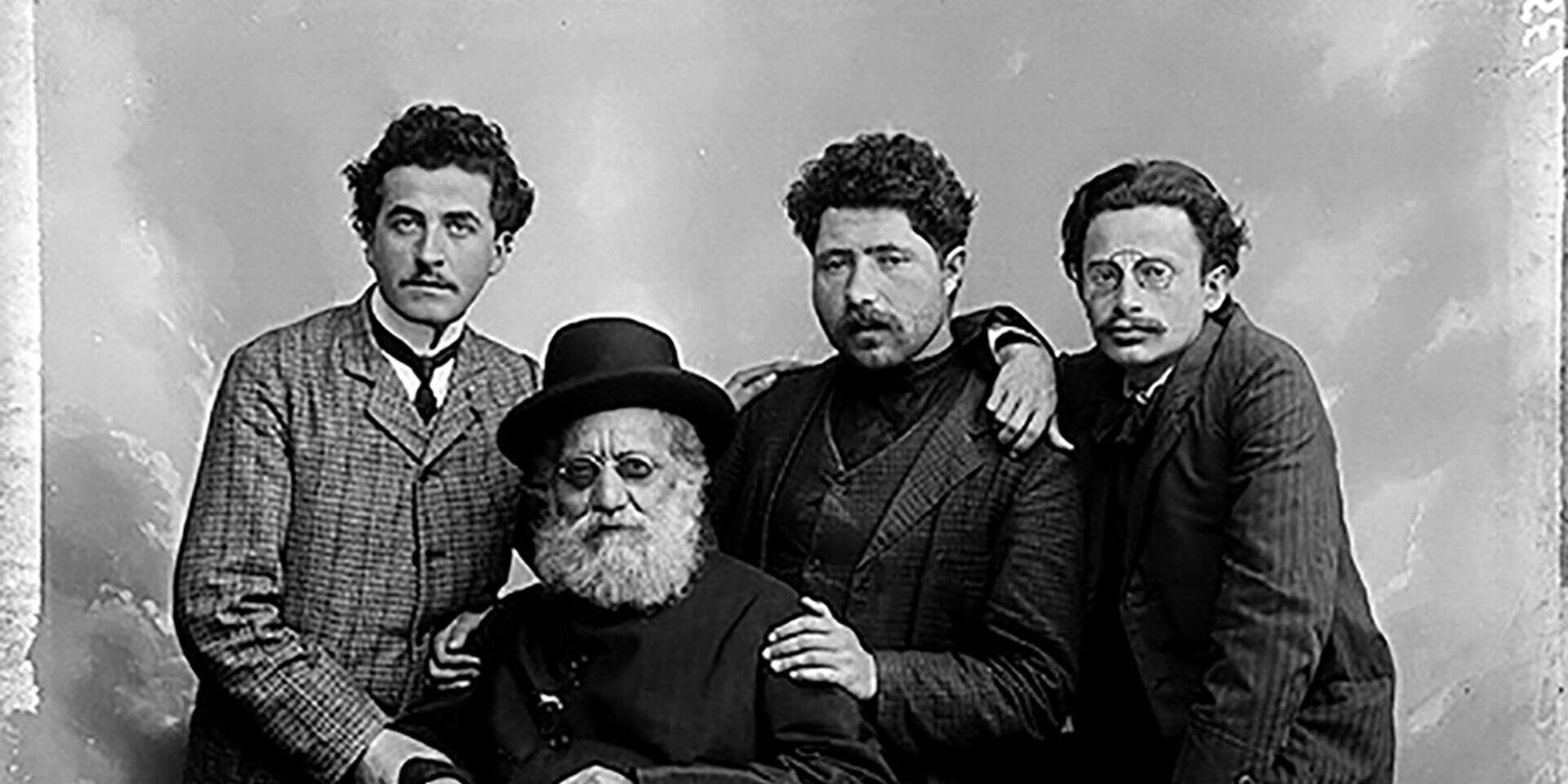קאנוניים, אבל מותר להתקדם. מימין: הסופרים דוד שמעוני, י"ח ברנר, א"ז רבינוביץ' וש"י עגנון, 1910 , מתוך ויקיפדיה