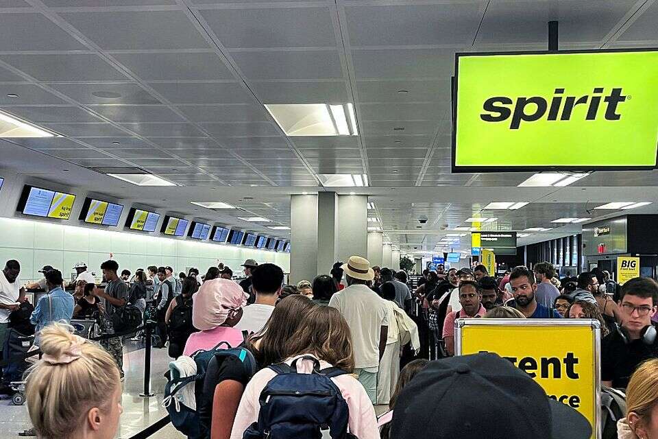 נוסעים בשדה תעופה לקראת טיסה בחברת "ספיריט אירליינס" , רויטרס