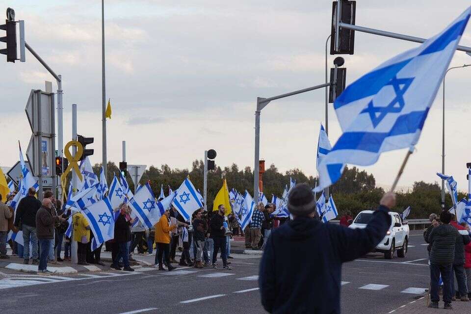 "יש רגעים שבהם זה אכן קשה. יש רגעים שבהם אנחנו קצת נופלים. אבל מייד קמים". הפגנה למען החזרת החטופים , אייל מרגולין/ג'יני