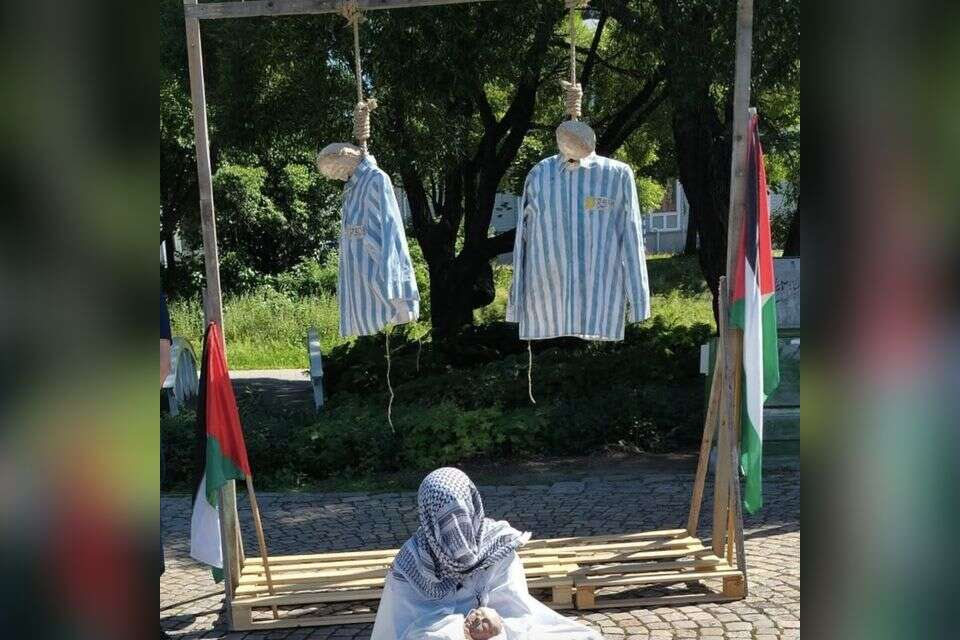 אסירי מחנות השמדה שחבל תלייה קשו לצווארן: המיצג בהפגנה הפרו-פלשתינית בשבדיה , מתוך X