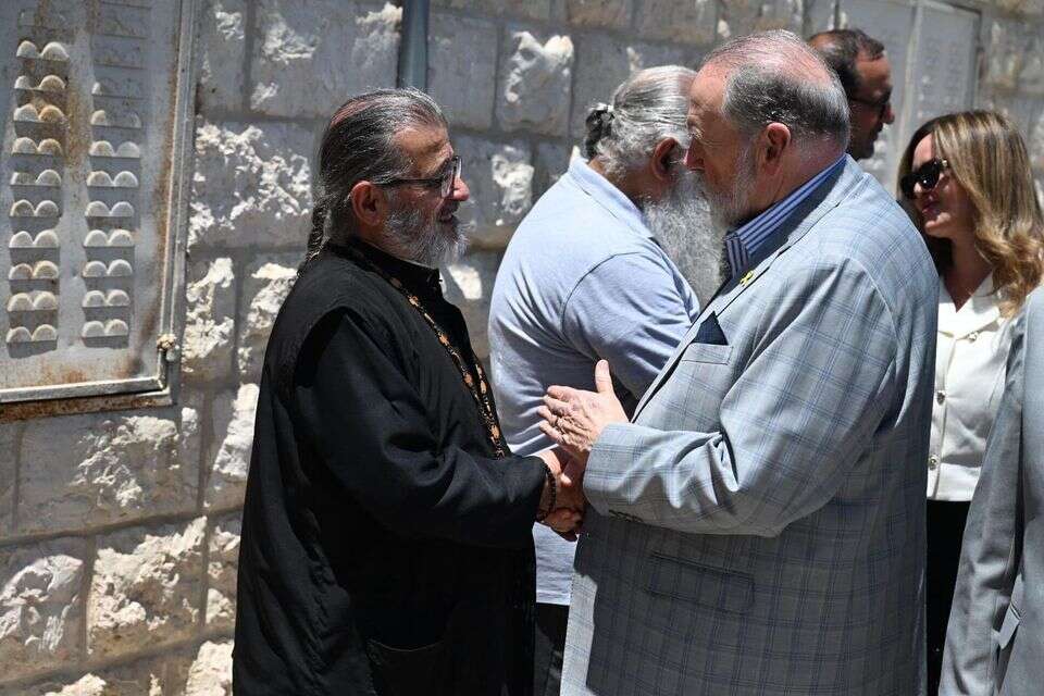 השגריר מייק האקבי בכנסיה בטייבה , עמוד ה-X של מייק האקבי
