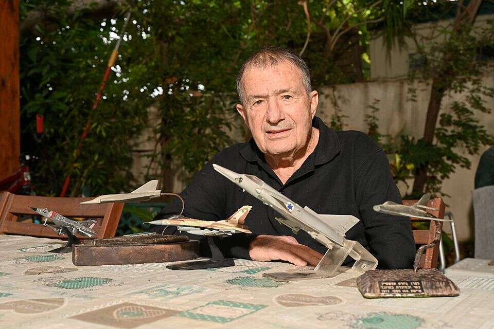 פנייה אחת שונה והוא לא היה טייס קרב. תא"ל (מיל') גיורא אבן אפשטיין , יוסי זליגר