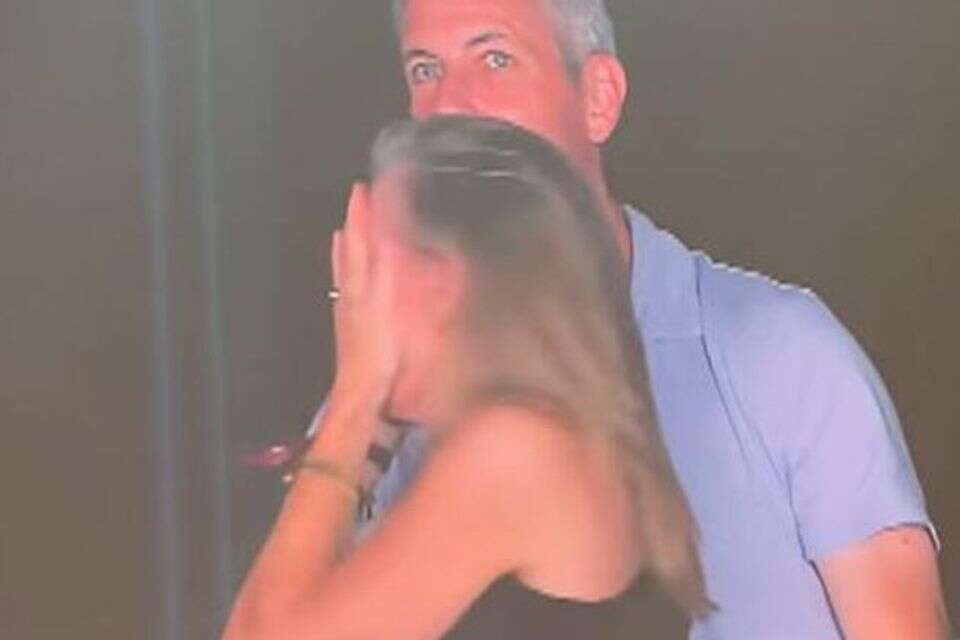From the kiss-cam to the bikini: "The Traitor" from Coldplay opens a new chapter