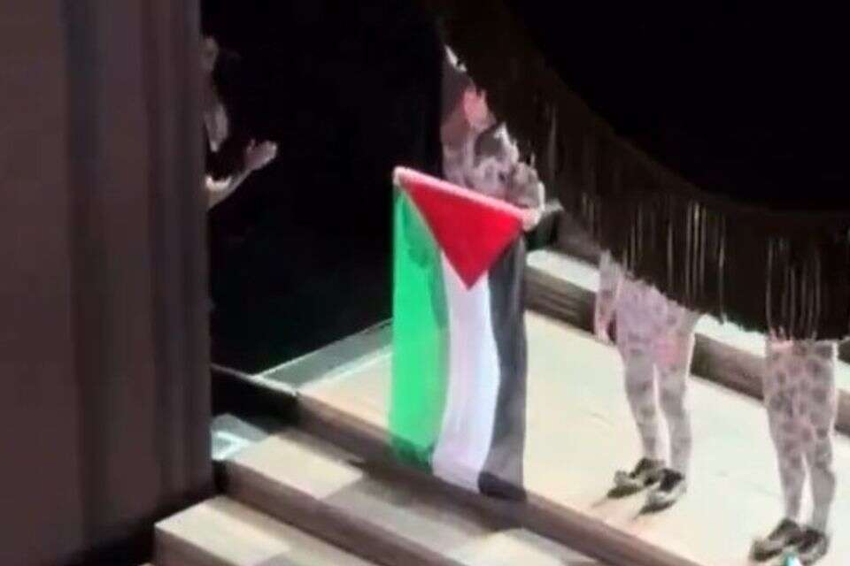 דגל פלשתין באופרה המלכותית של לונדון , צילום מסך