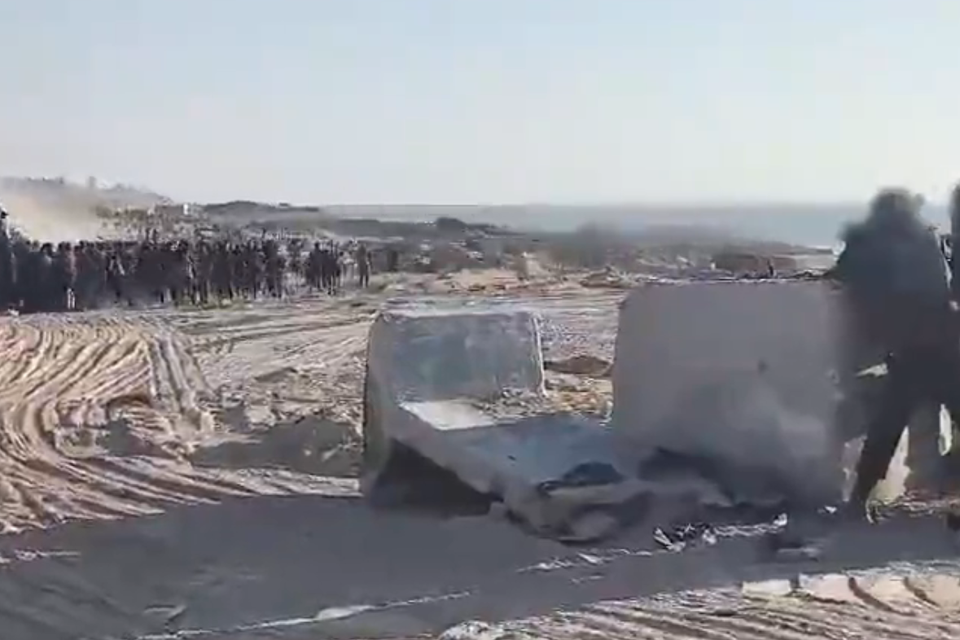 חיילי צה"ל מול המון עזתי שמסתער על משאית סיוע , .