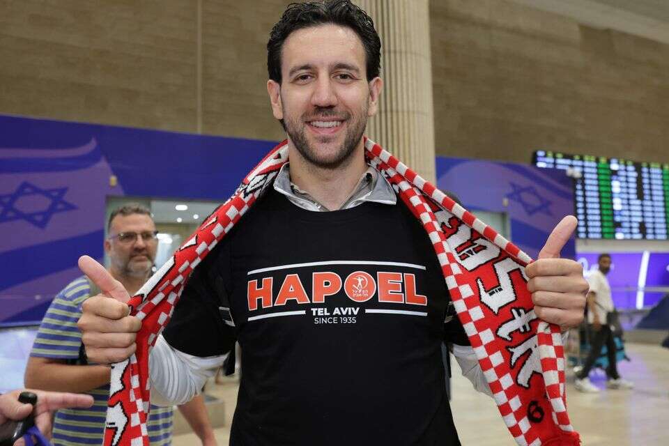 עם חולצה וצעיף של הפועל. וסיליה מיציץ' בישראל , אודי ציטיאט