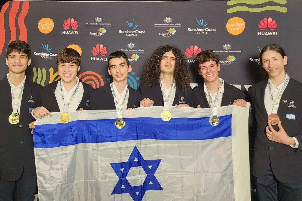 נבחרת המתמטיקה מימין לשמאל: אריאל דורון, נדב דן תמרי, רז דבורה, שחר בלומנצויג, איתן גרנזייד, יותם בודניק* (ניתן לקבל תמונות אישיות של חברי הנבחרות) , משרד החינוך ומרכז מדעני העתיד