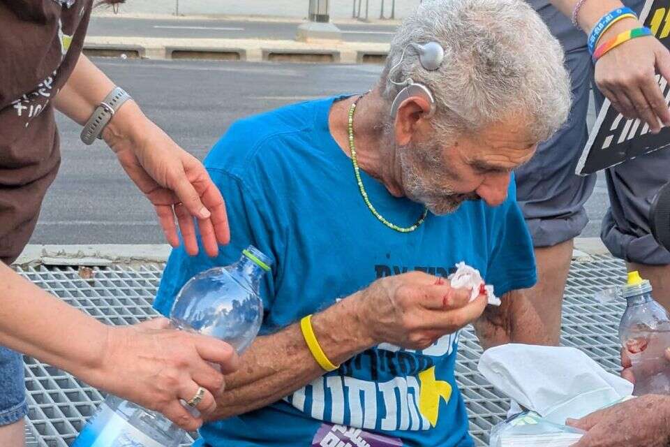 מפגין למען החטופים הותקף באגרוף , .