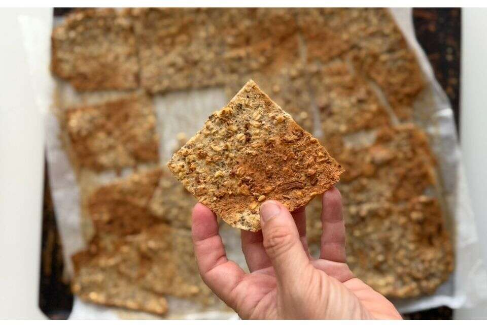 קרקר בצל ופקאן , מאיה דרין
