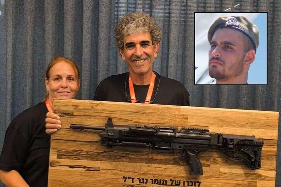 חברת IWI מעניקה למשפחתו של תומר נגר ז"ל מקלע נגב ייחודי על שמו ,