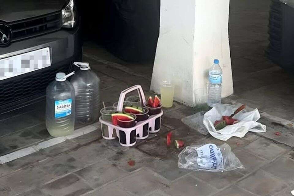 סרטון שהפך לוויראלי תיעד מוכר שחותך פירות על הכביש בחניון , מתוך פייסבוק