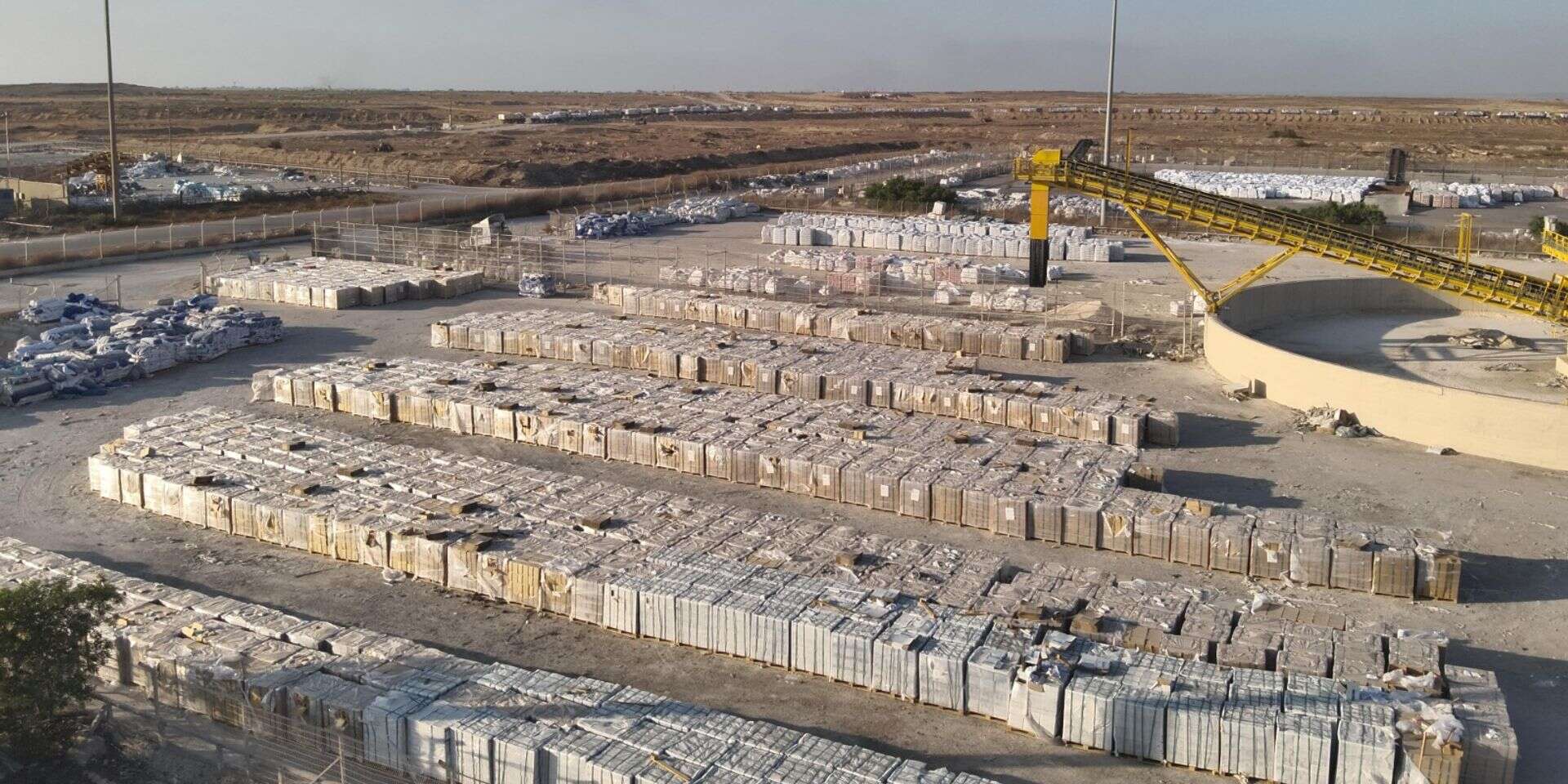 משאיות הממתינות לאיסוף והפצה מצד האו״ם בצד הפלשתיני של מעבר כרם שלום , דובר צה"ל