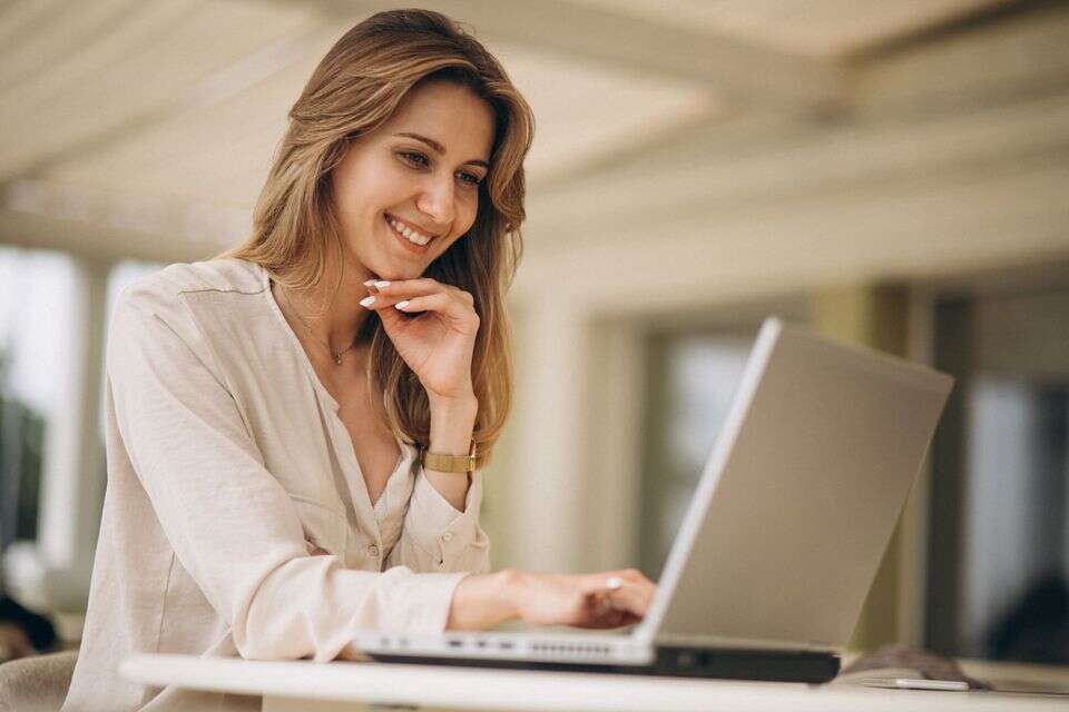 אישה עובדת מחשב נייד , freepik