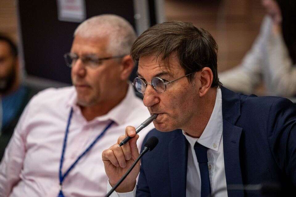 ביסמוט , אורן בן חקון