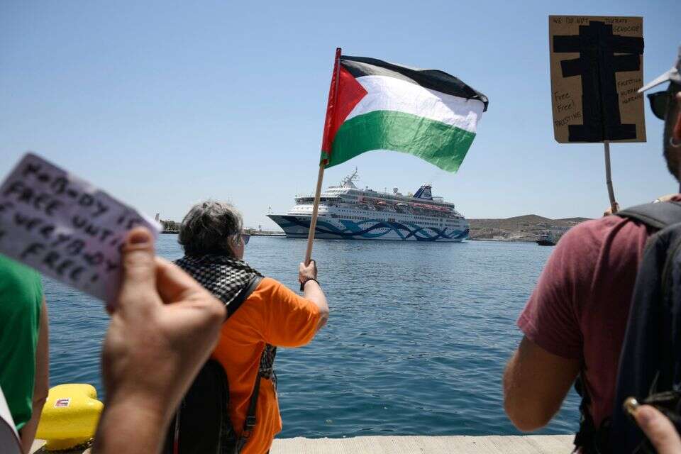 המפגינים בסירוס מול אוניית מנו ספנות , AP
