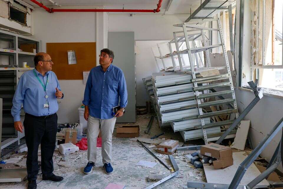 מנכ"ל פרדציית ניו יורק, אריק גולדשטיין (ומימין) ומנהל ביה"ח סורוקה, פרופ' שלומי קודש , גיא יחיאלי