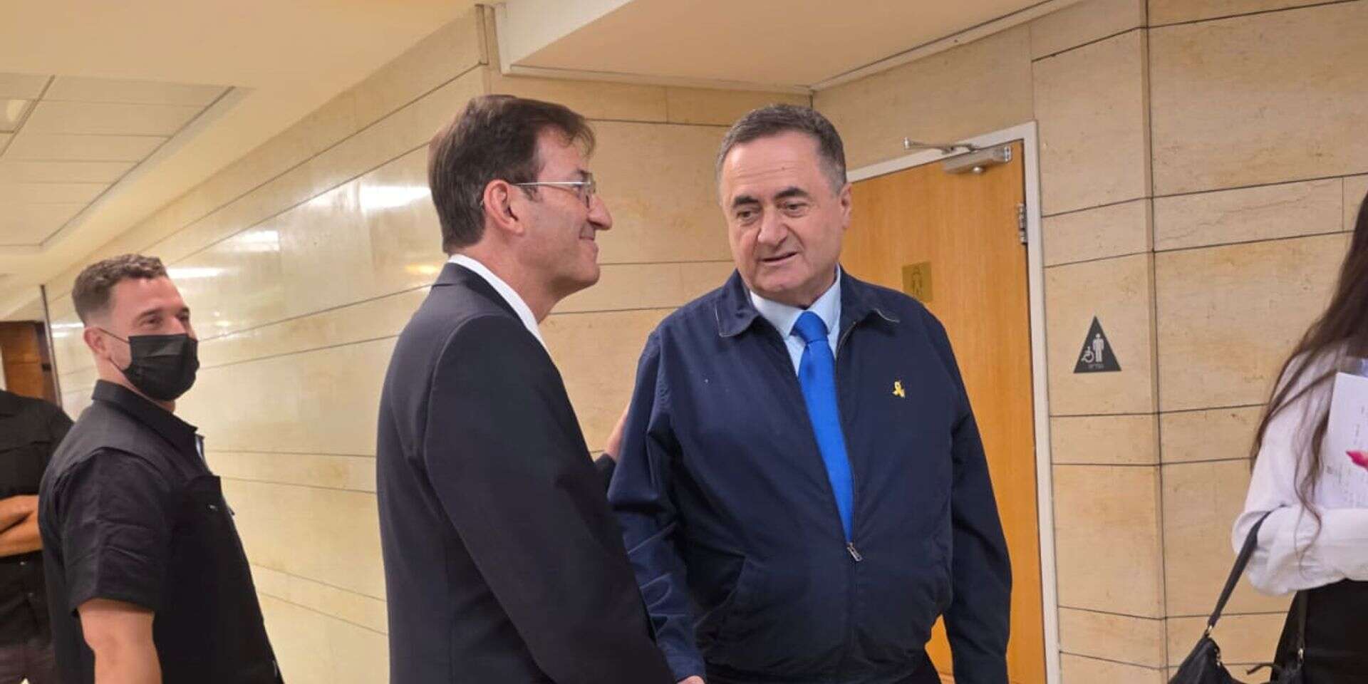 ביסמוט רגע לפני ההצבעה , ללא