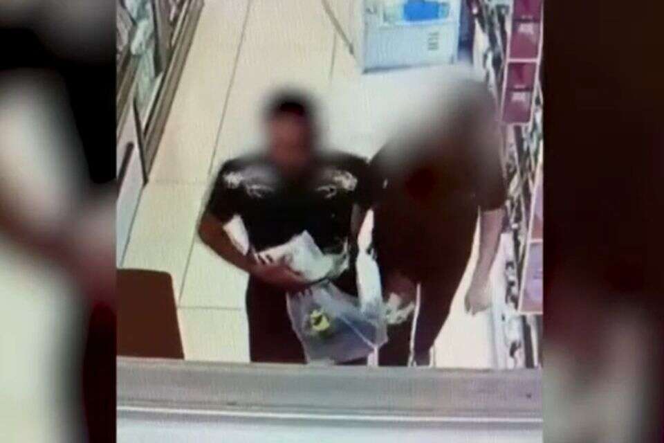 גונב בשמים בסופר פארם מול עיני העובדים, פותח בריצה - ונמלט מהמקום , מצלמות אבטחה