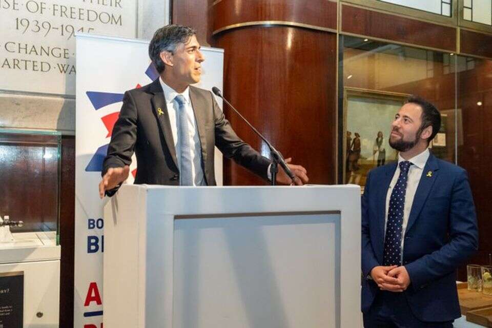ראש ממשלת בריטניה לשעבר, רישי סונאק, באירוע של הקהילה היהודית במדינה , סעיף 27 א'